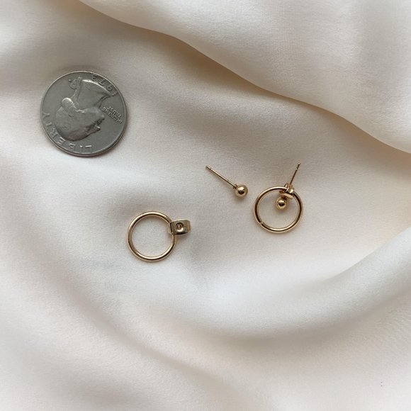 Minimalist golden stud - Picture 2 of 3